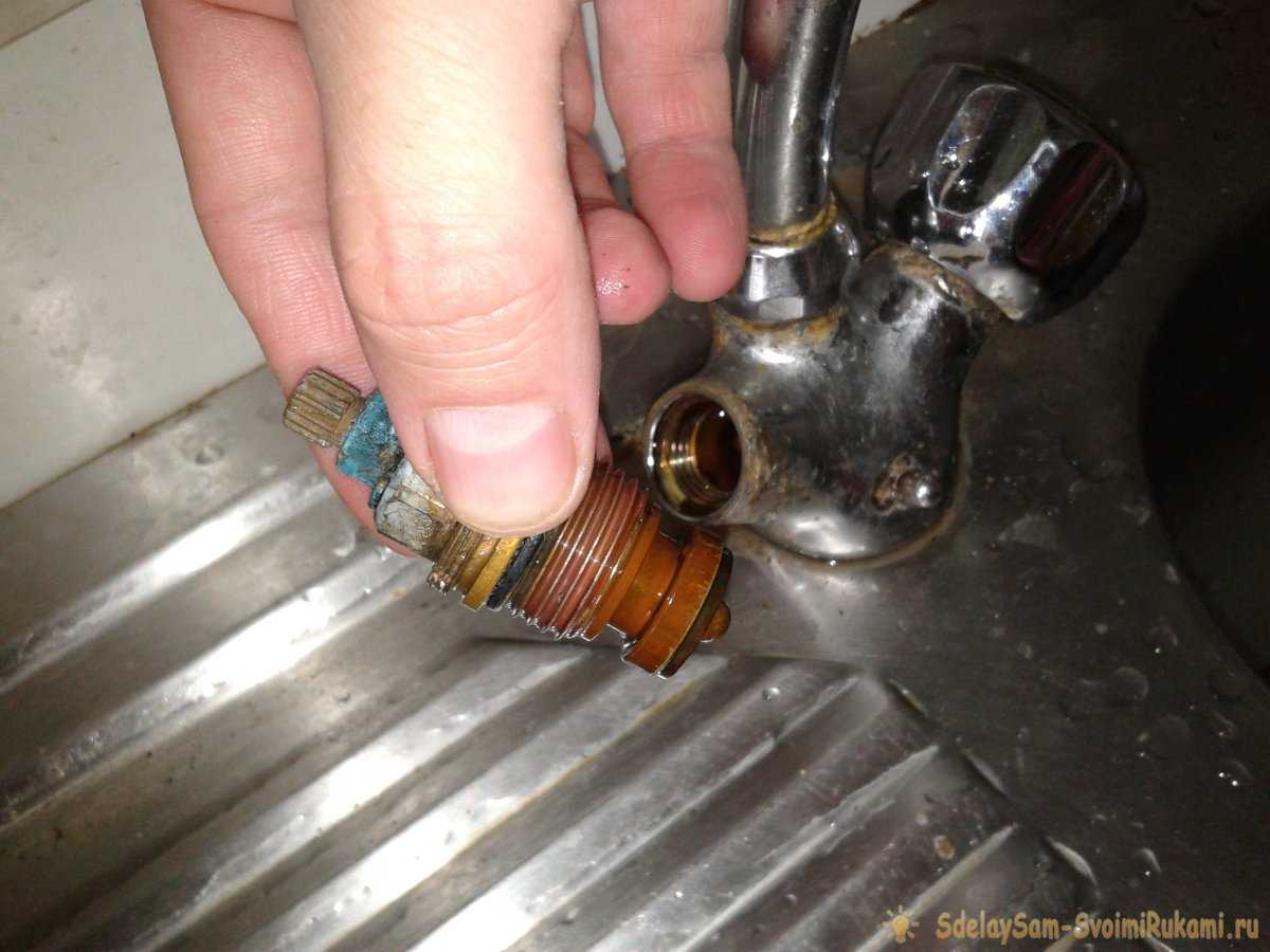 Протекает кран в ванной, как его починить и устранить течь в смесителе – инструкция, видео