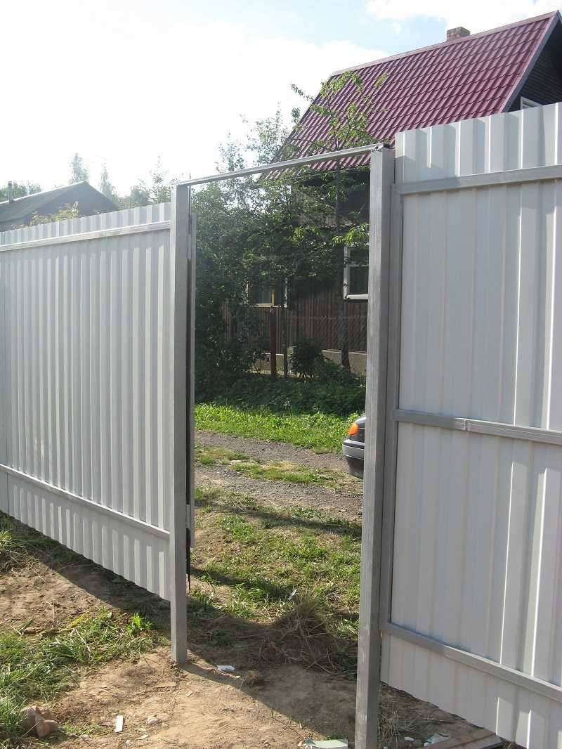 Забор из профнастила своими руками: пошаговая инструкция, как сделать ворота, фундамент, особенности установки