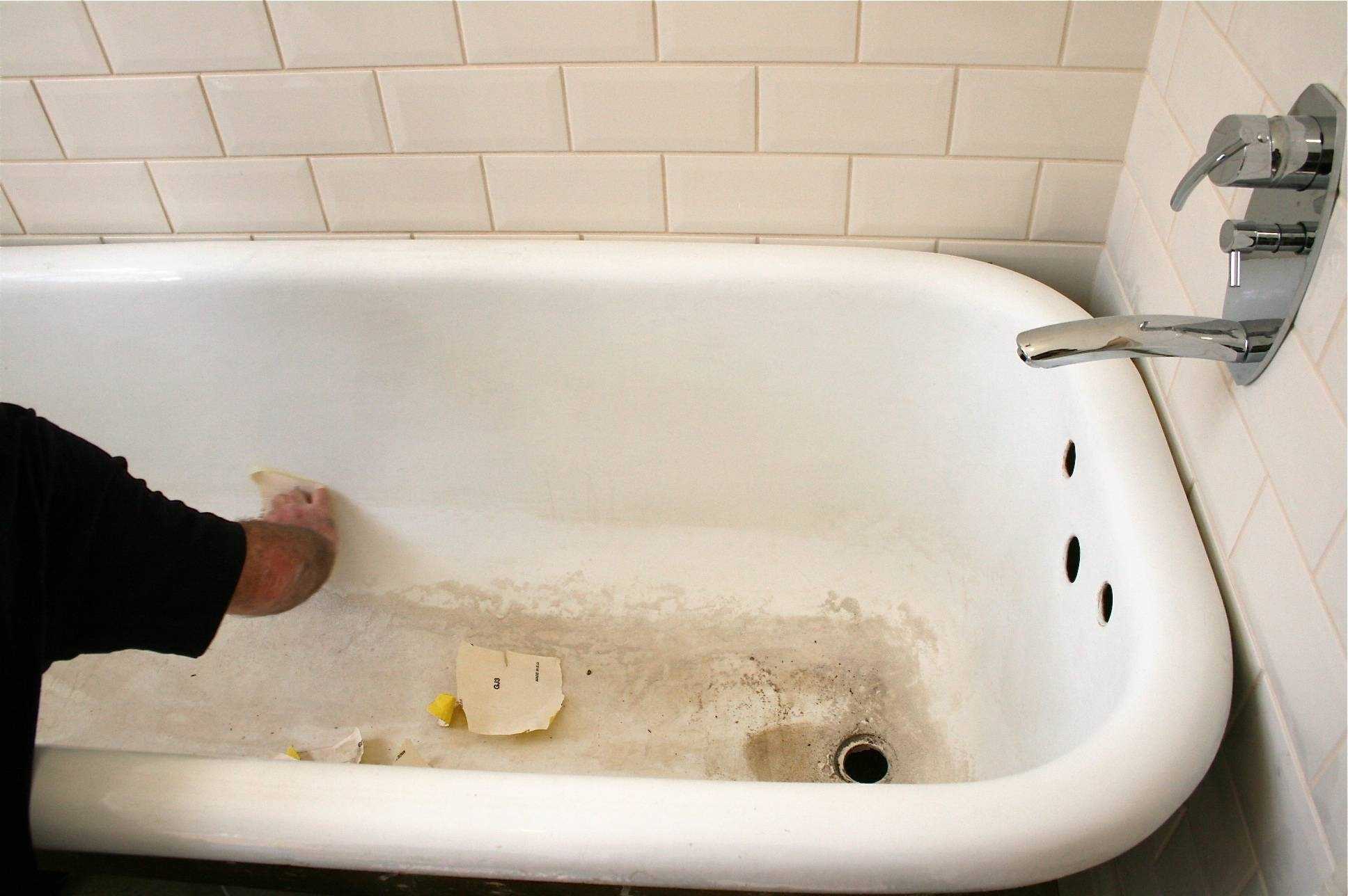 Все о том как выполнить ремонт чугунной ванны своими руками Царапины сколы и другие распространенные виды повреждений Доступные способы их устранения в домашних условиях и реккомендации по проведению реставрации чугунной ванны
