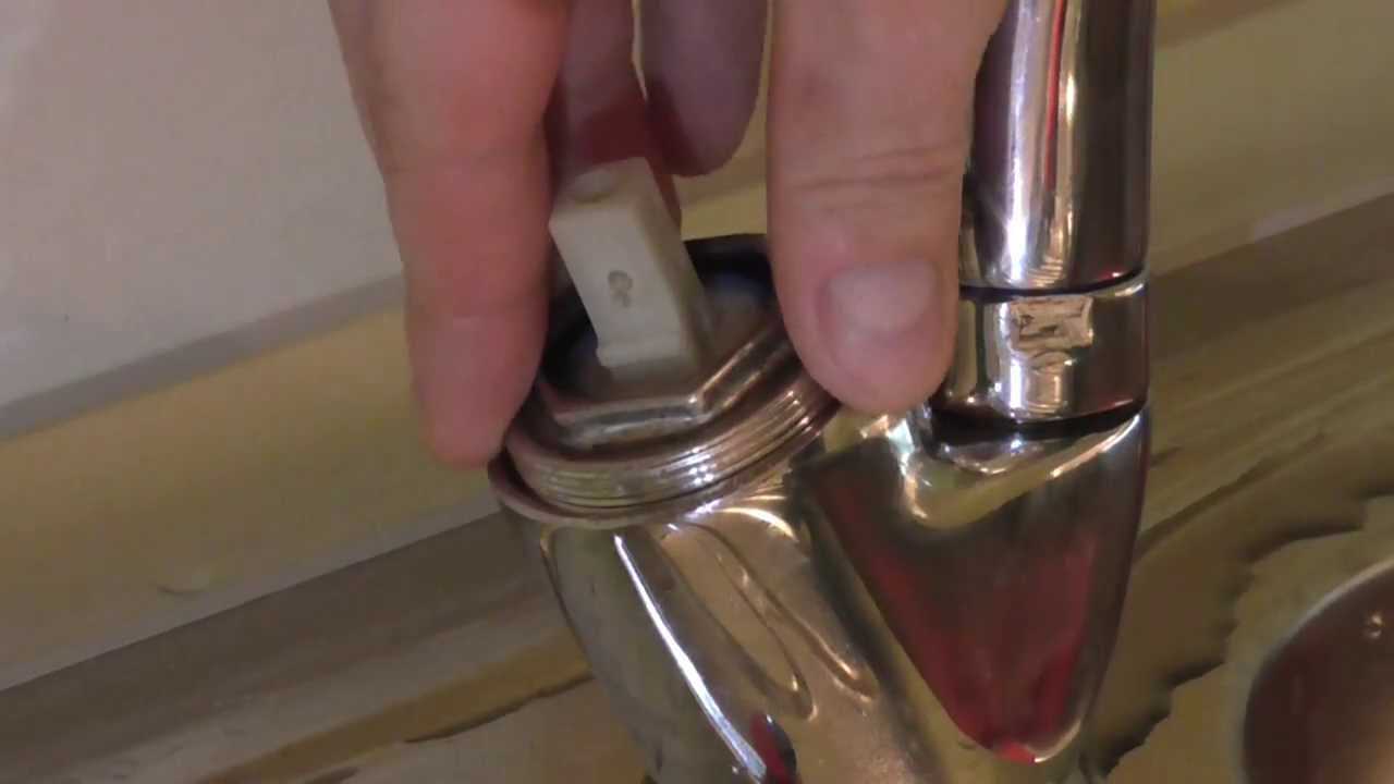 Как починить кран, если течет вода