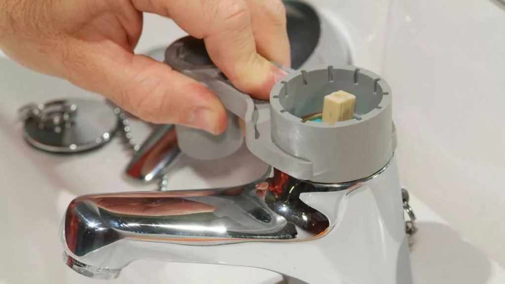 Течет кран в ванной: как починить - подробная инструкция