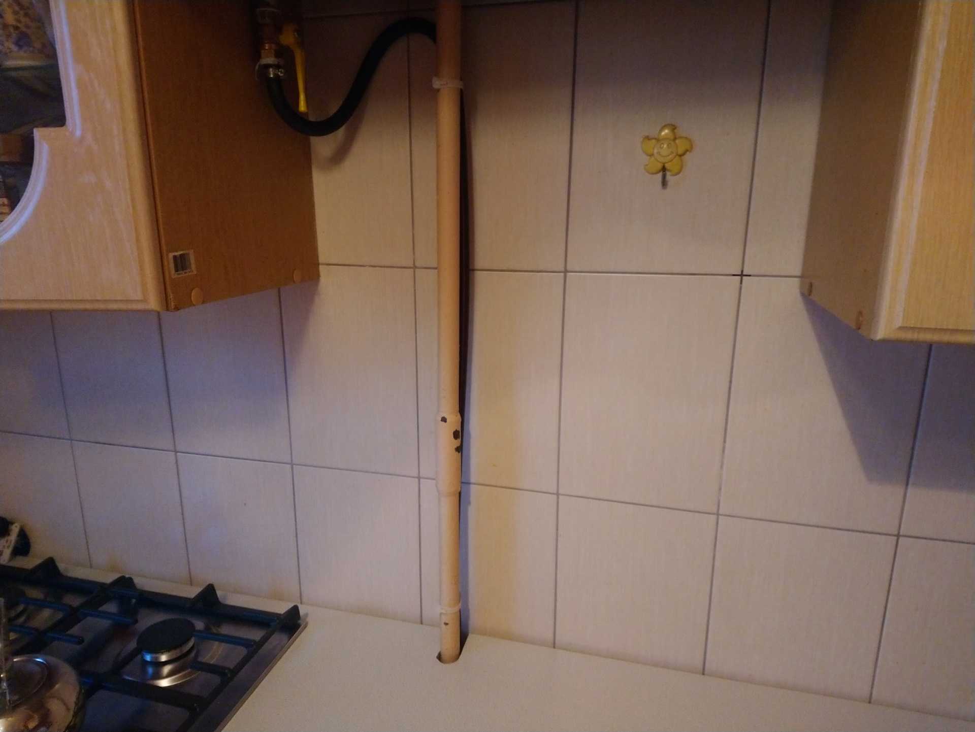 Как задекорировать или спрятать газовую трубу на кухне