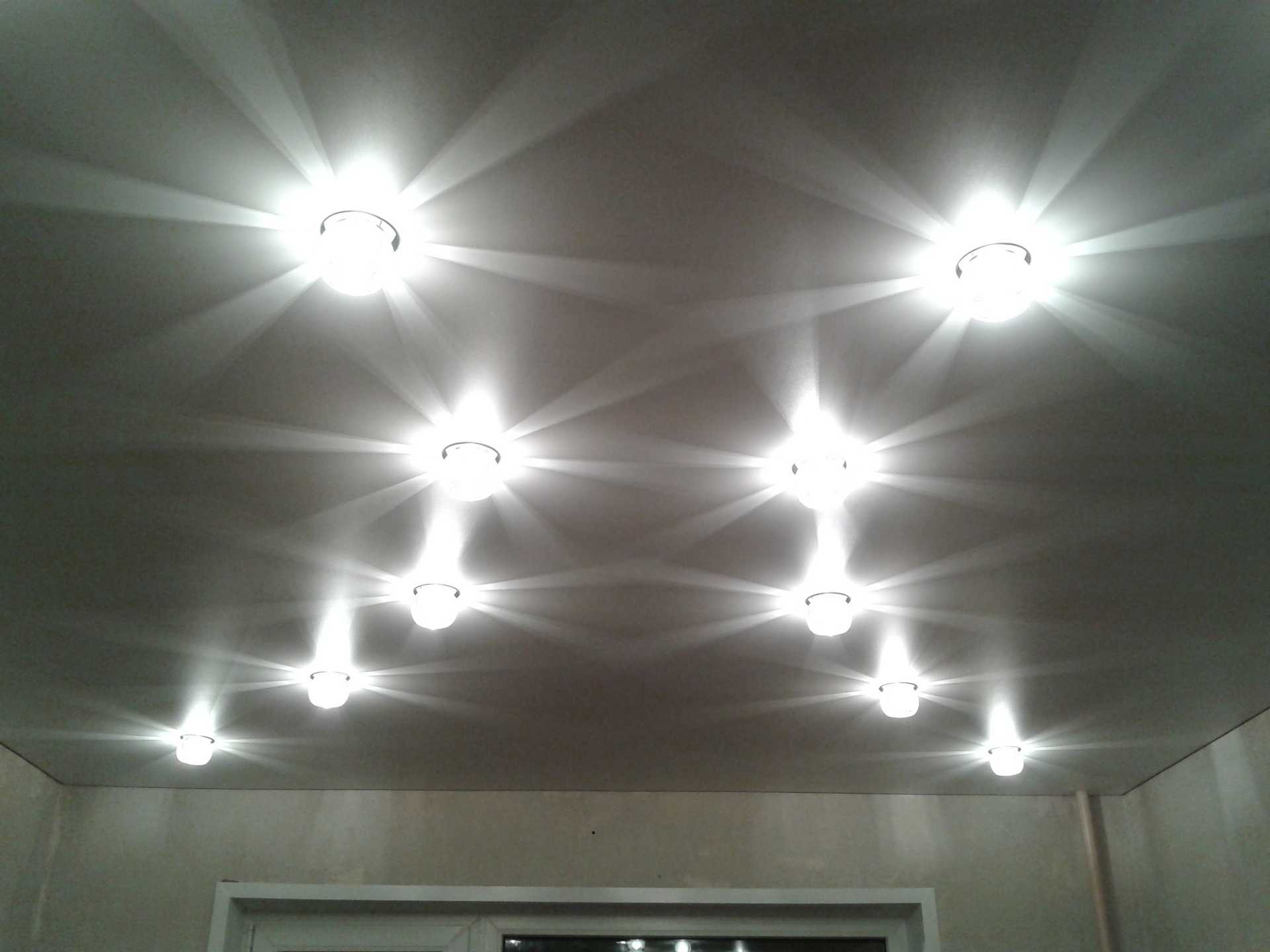 Расположение точечных светильников на натяжном потолке - схемы с примерами