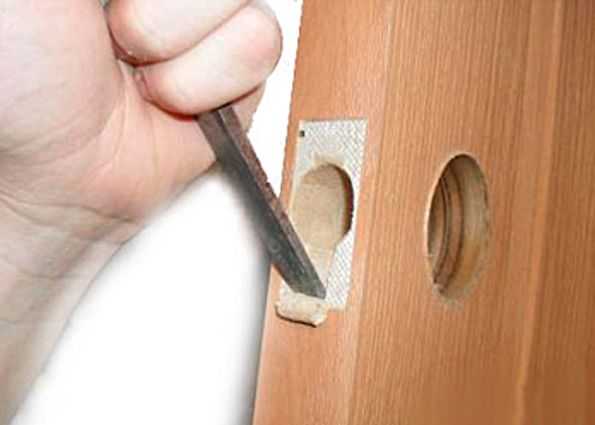 Защелки для межкомнатных дверей: устройство дверных врезных замков с фиксатором. как установить и разобрать бесшумные защелки?