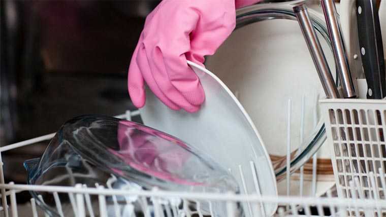 Чем мыть посуду в посудомоечной машине без химии
