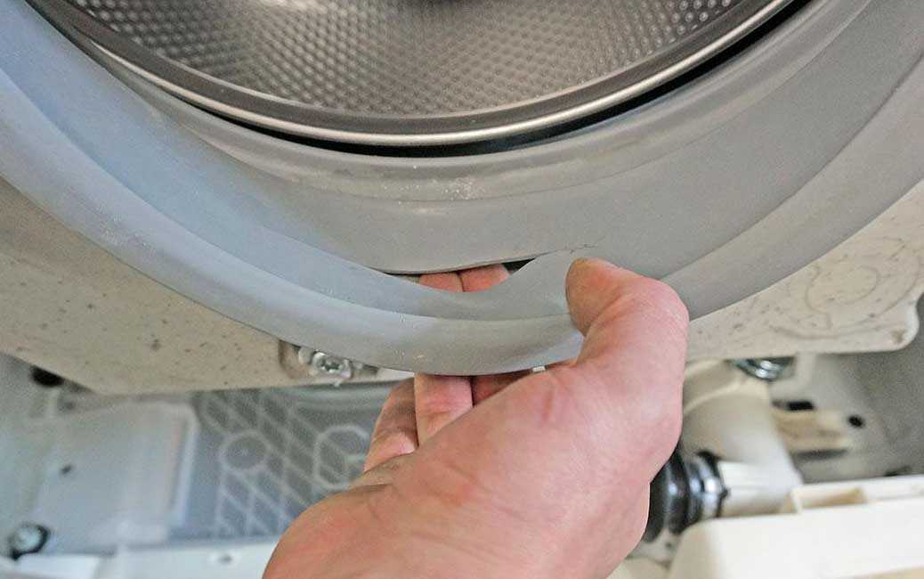 Что можно сделать самостоятельно если манжета стиральной машины порвалась или протерлась Как выявить дефект Стоит ли заклеивать манжету или заменить ее новой