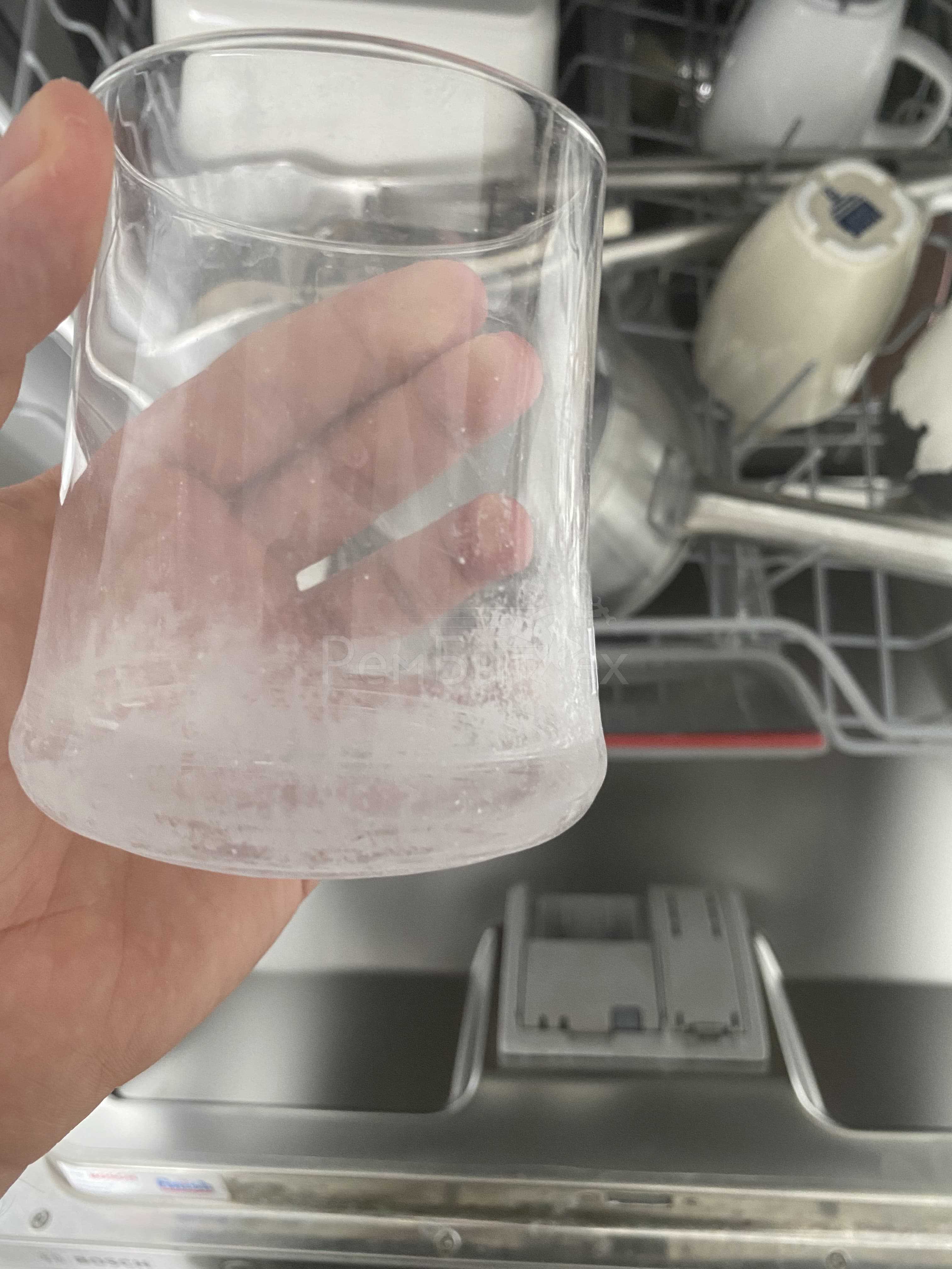 Почему в посудомоечной машине возникает белый налет?