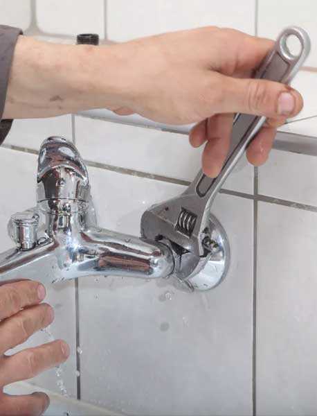 Замена смесителя: как поменять в ванной своими руками, как снять и заменить кран, демонтаж с раковины