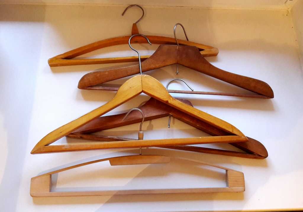 Вешалка для одежды своими руками - подборка мастер-классов из разных материалов