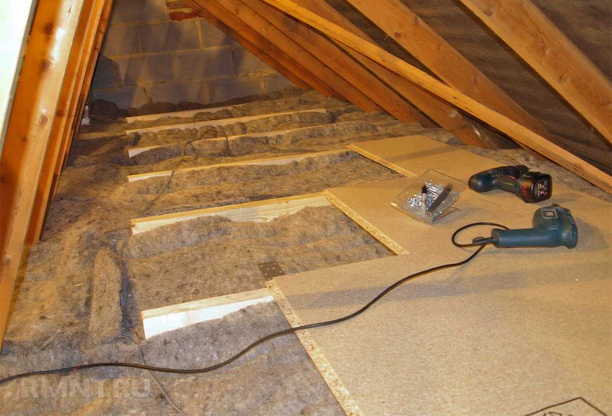 Утепление потолка в доме с холодной крышей: выбор утеплителя, расчёт и монтаж