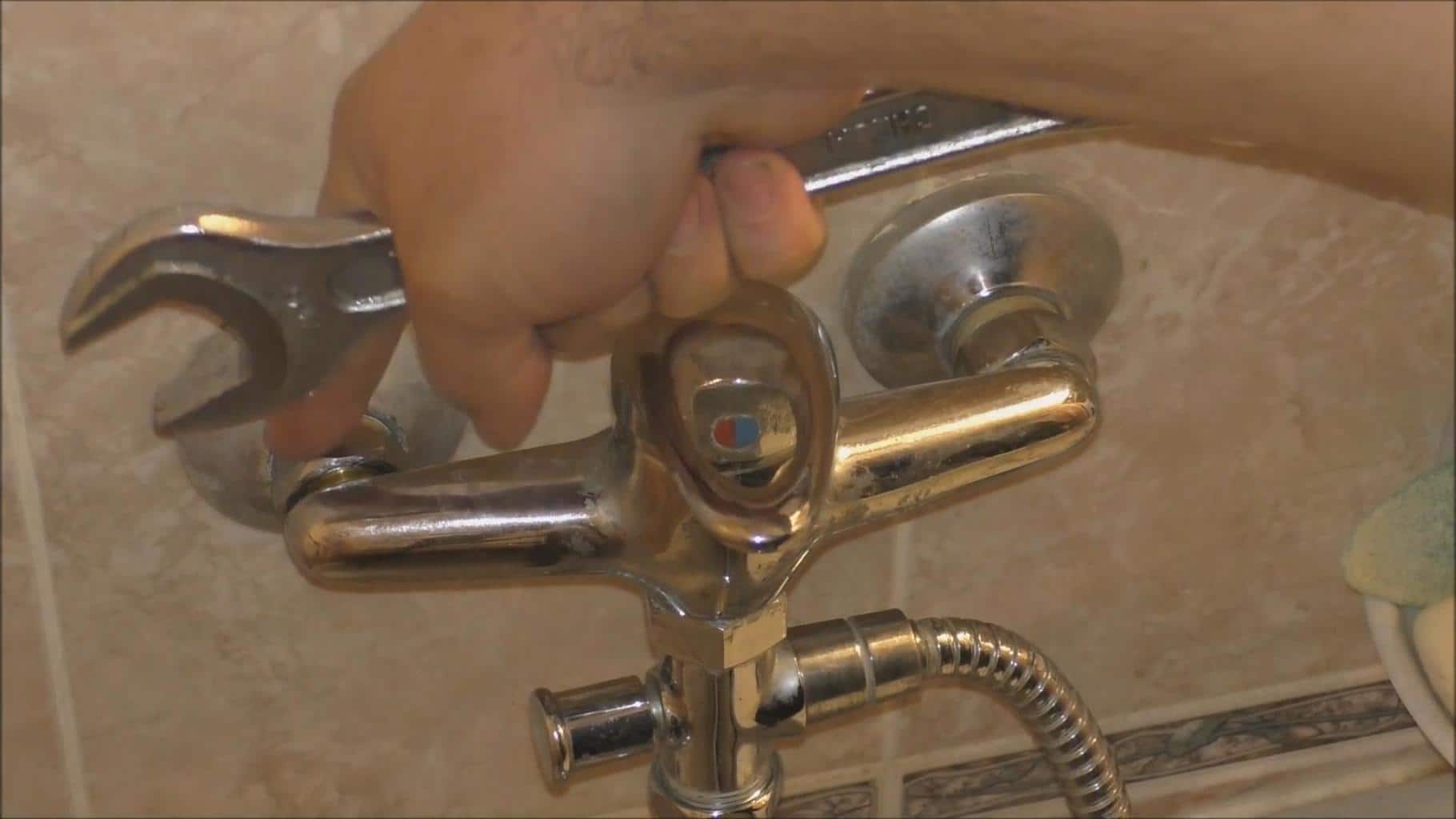 Установка смесителя в ванной: высота на раковиной для монтажа на стену, как установить кран своими руками