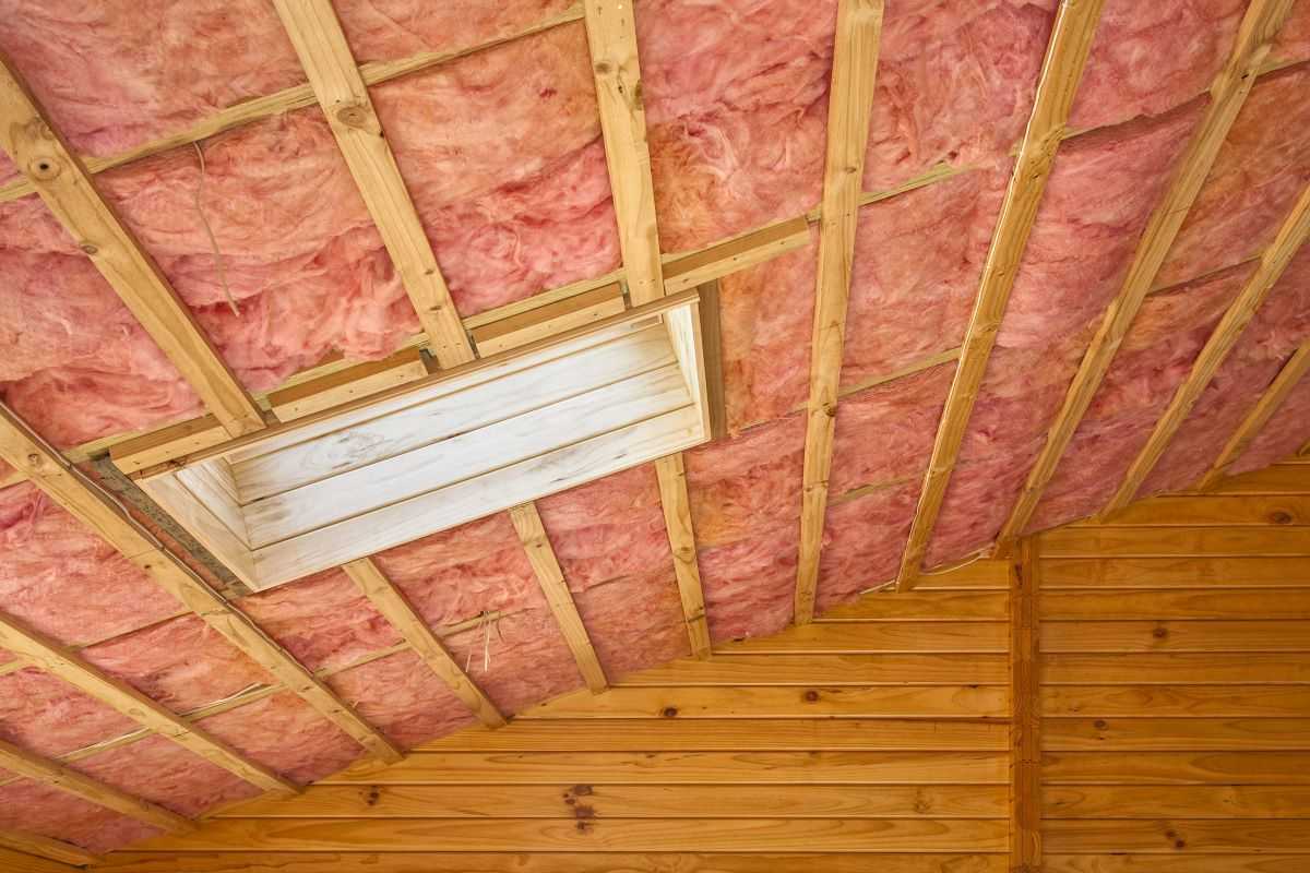 Какой утеплитель лучше для потолка в деревянном доме