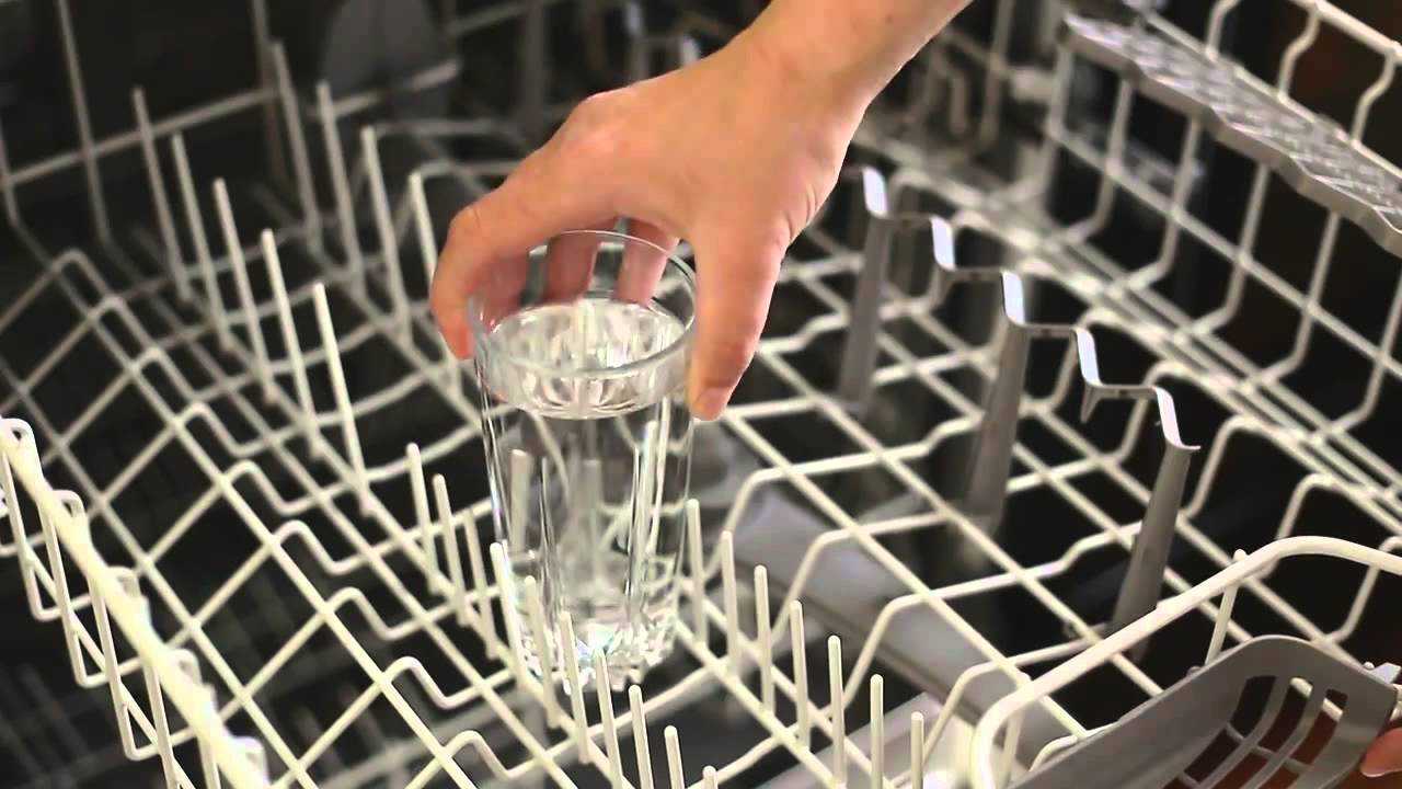 Как отмыть посудомоечную машину. Очистка посудомоечной машины. Посудомоечная машина помыть стакан в. Сетка для посудомоечной машины. Помыть фужеры в посудомоечной.