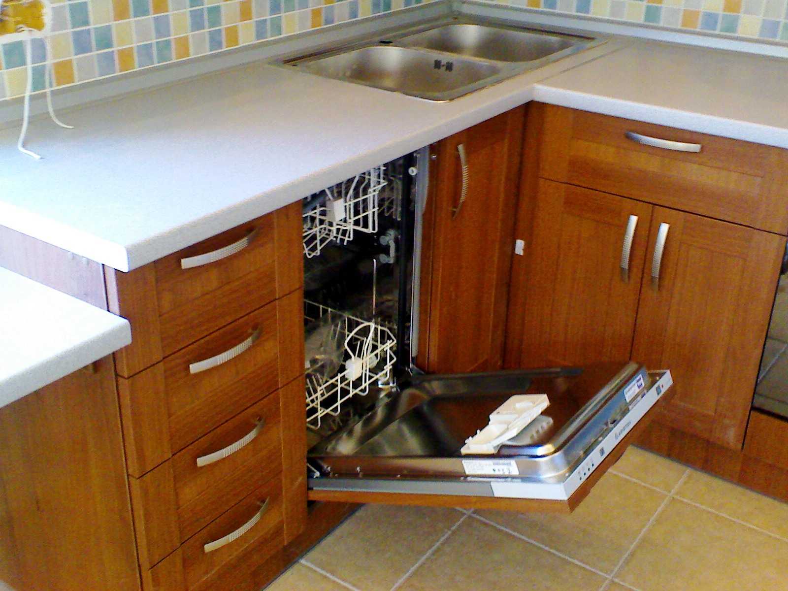Можно ли ставить посудомойку под варочную панель и как это сделать?
