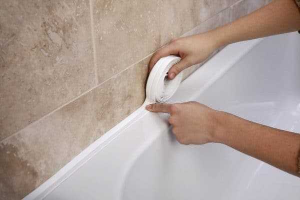Как заделать щель между ванной и стеной - решение проблемы