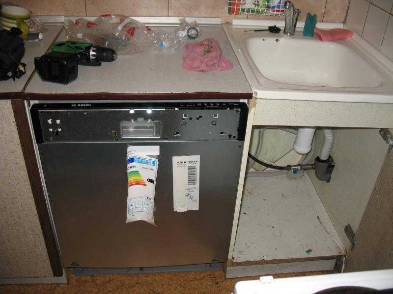 Посудомоечная машина: как самостоятельно встроить в готовую кухню?