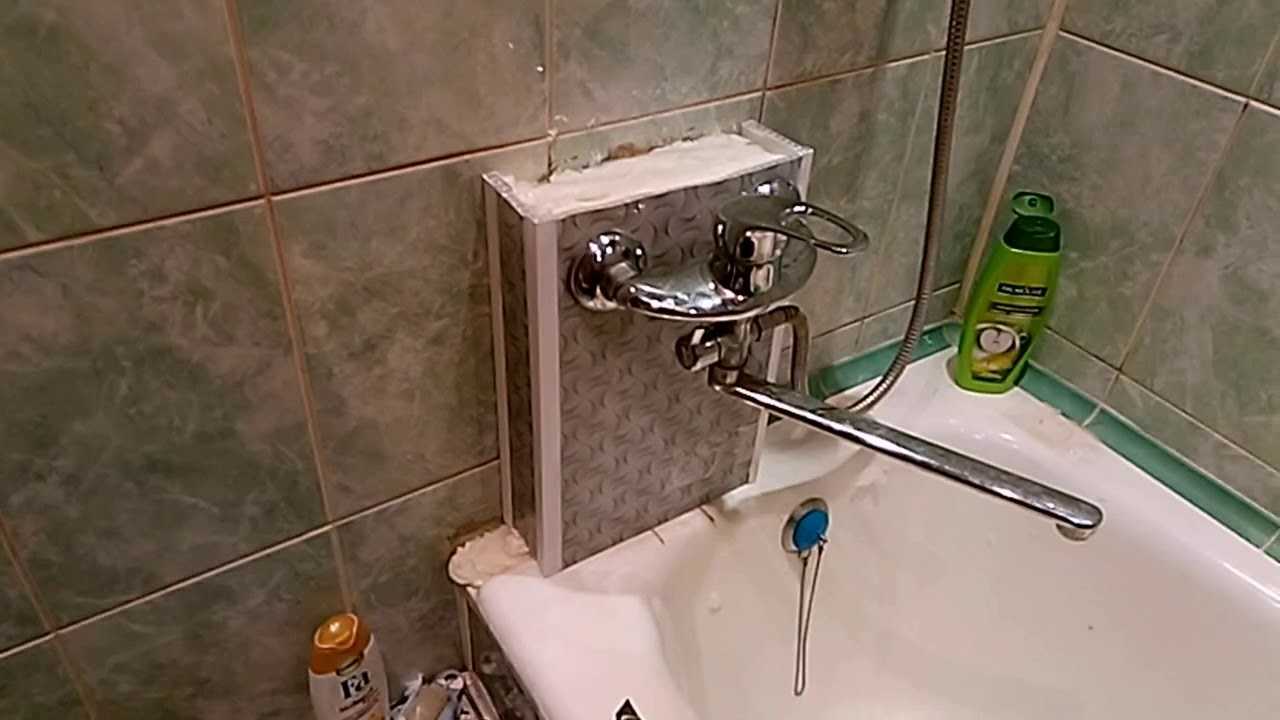 Труба для смесителя в ванной. Короб для труб смесителя в ванной. Спрятать трубы смесителя в ванной. Скрытая подводка воды к смесителю в ванной. Трубы для смесителя в ванной.