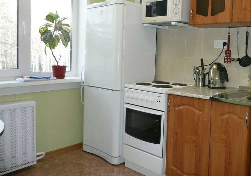 Можно ли ставить холодильник рядом с плитой на кухне (электрической, газовой): минимальное расстояние, методы защиты, советы и рекомендации