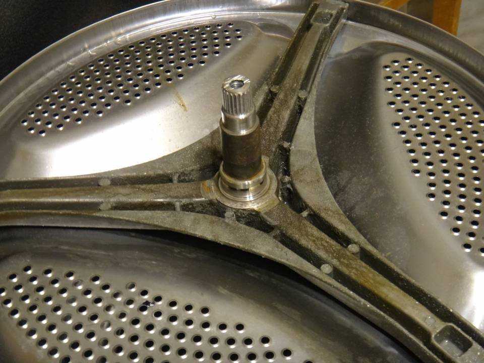 Замена подшипников барабана стиральной машинки. Барабан стиральной машинки LG прямой привод. Крестовина барабана Индезит IWSC 5085.