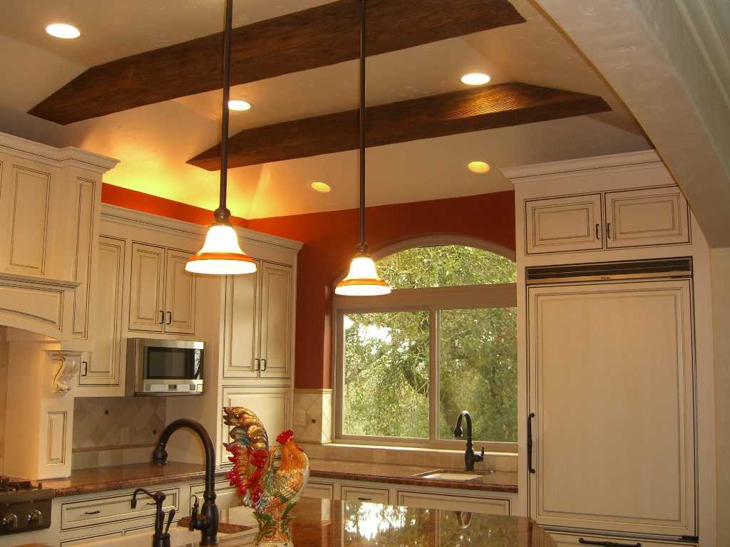 Потолок на кухне: обзор материалов, используемых для устройства потолков и требования к кухонным потолкам