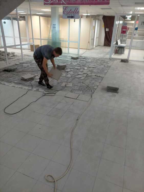 Демонтаж стяжки: снятие старой бетонной или цементной стяжки пола, как правильно снять с большой площади неровные места