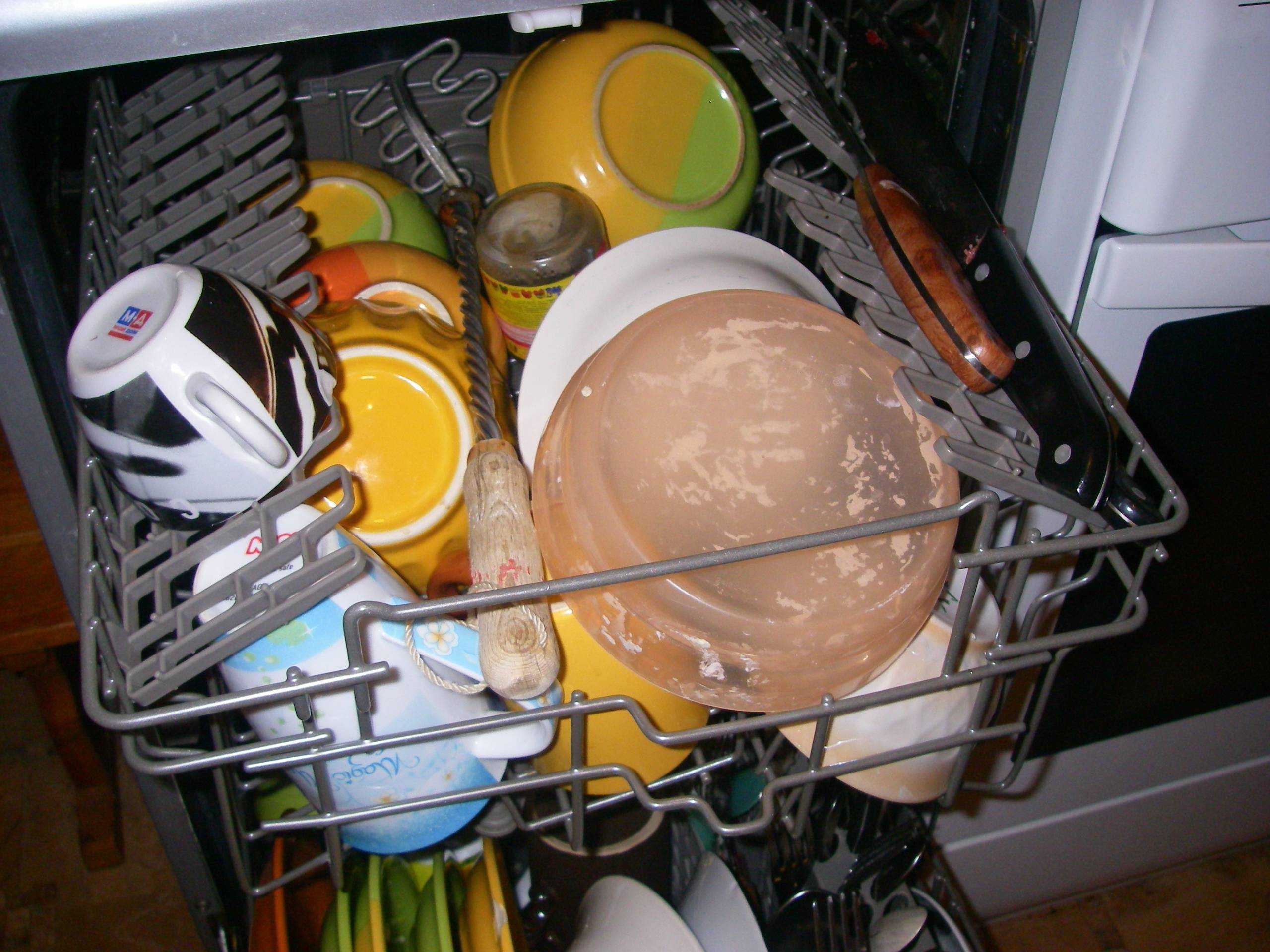 Белый налет в посудомоечной машине: почему появляется + как устранить