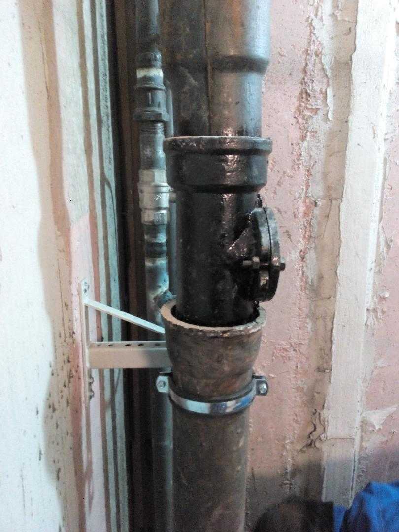 Монтаж труб канализации в квартире своими руками с заменой стояка