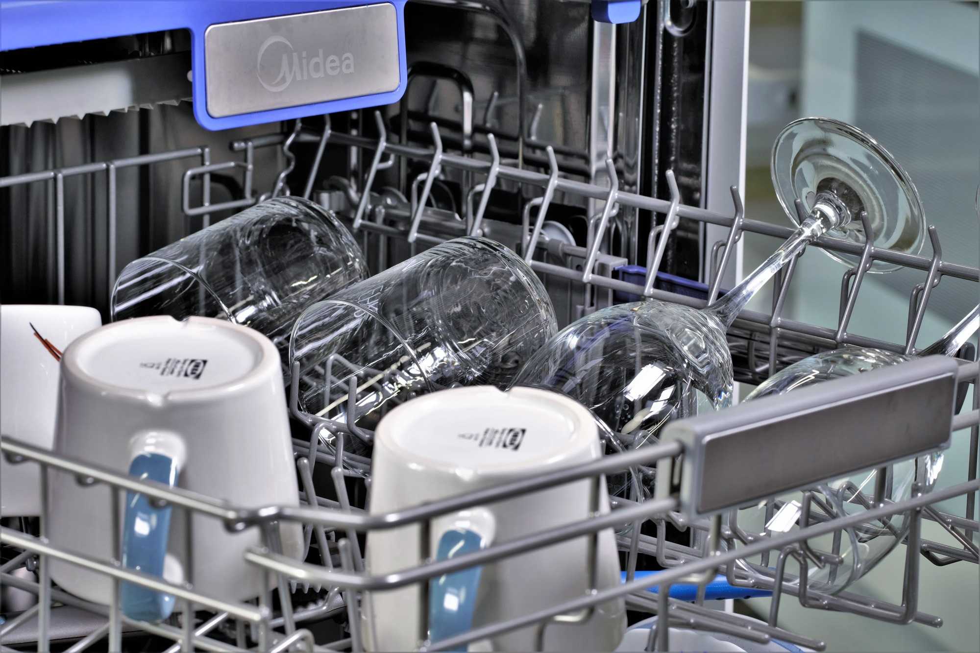 Как правильно загружать посуду в посудомоечную машину, полезные советы
