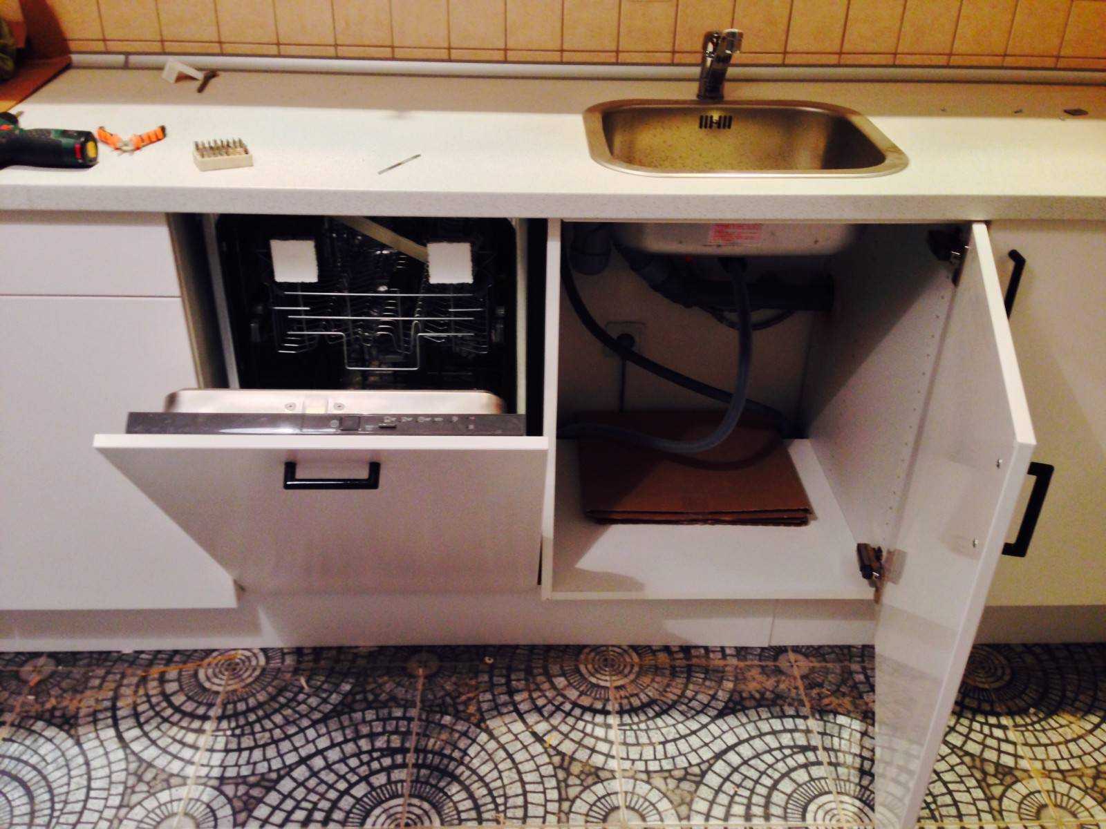 Можно ли ставить посудомойку под варочную панель? как установить посудомоечную машину под варочной поверхностью?