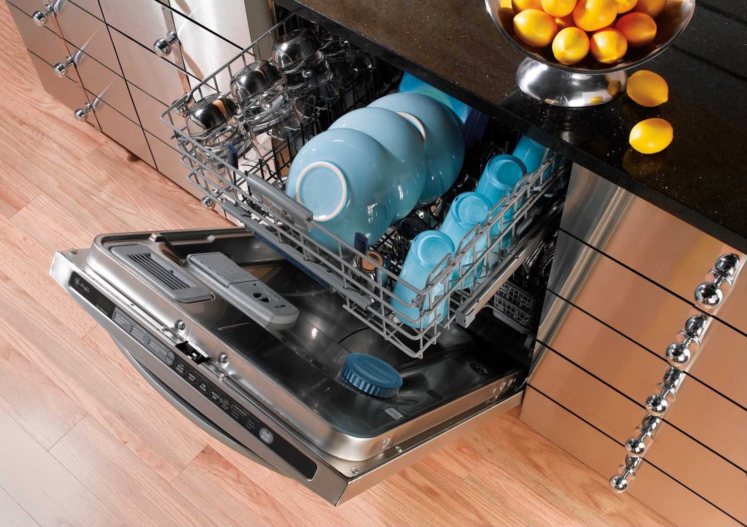 Почему открывается посудомоечная машина. Для посудомоечных машин. Посудомойка. Посуда в посудомоечной машине. Посудомоечная машина настольная.