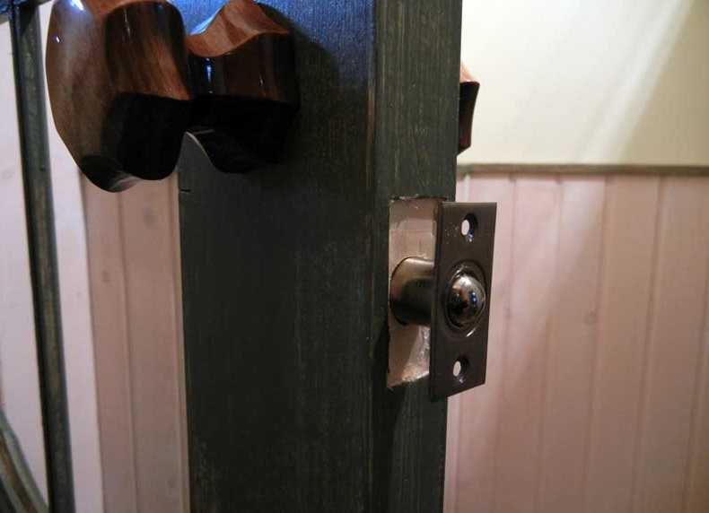 Установка дверного замка в межкомнатную дверь: простая инструкция