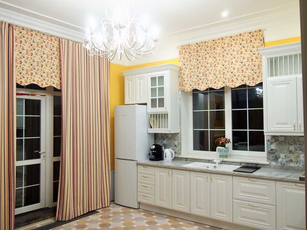 Современные шторы на кухню (94 фото): какие стильные кухонные шторы сейчас в моде? красивые модные модели в стиле классика и другие варианты дизайна