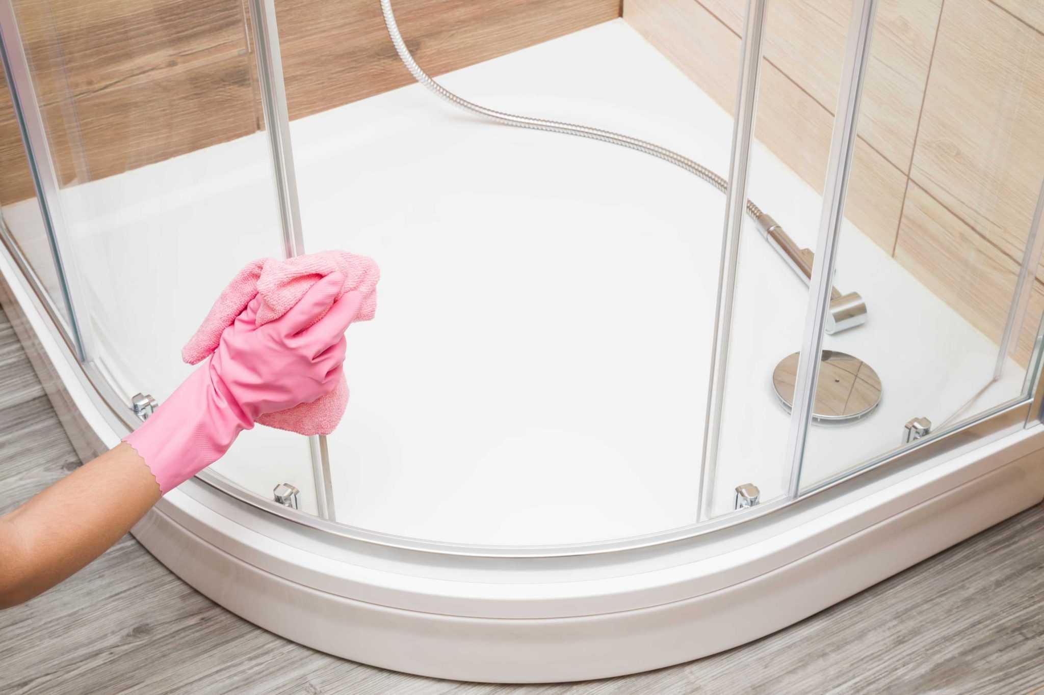 Как вернуть чистоту душевой кабинке: правила мытья