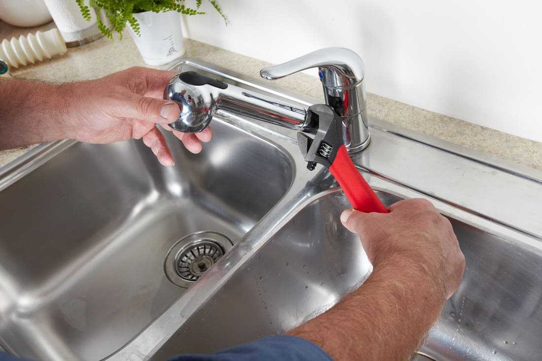 Замена смесителя: как поменять конструкцию в ванной своими руками, как заменить кран, как снять изделие с раковины, демонтаж смесителя