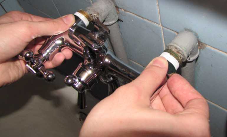 Установка смесителя в ванной своими руками: как правильно выполнить монтаж на стену и замену / zonavannoi.ru