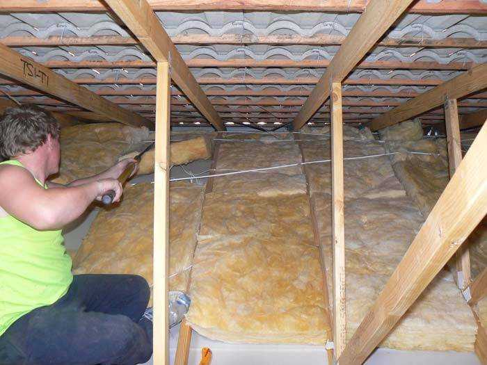Утеплитель для потолка в деревянном доме: какой материал лучше выбрать, советы от прорабов