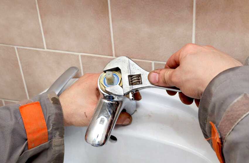 Установка смесителя в ванной: как поменять смеситель своими руками (+ видео)