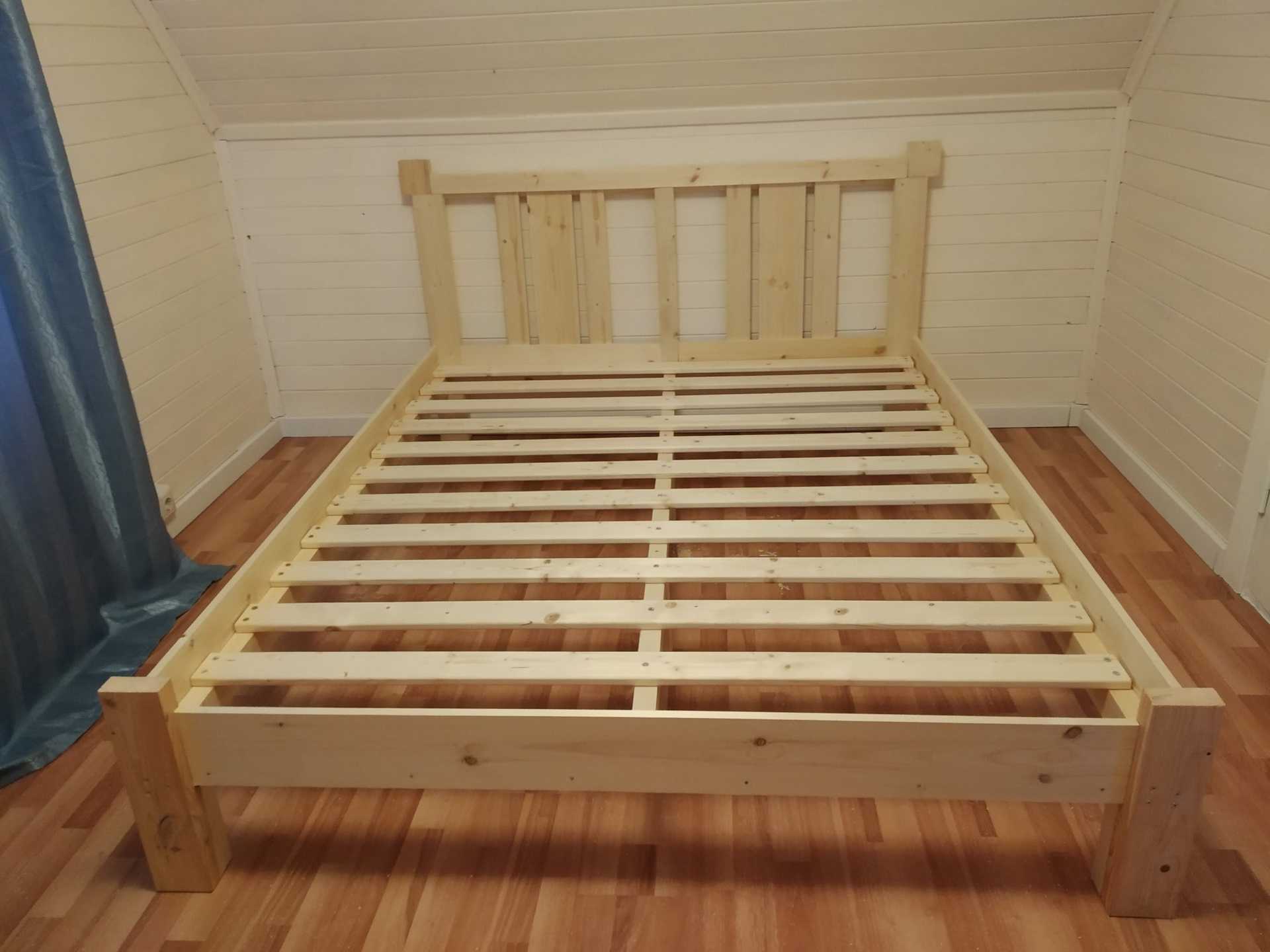 Кровать на дачу своими руками: из какого дерева можно сделать, варианты конструкции, как собрать деревянный каркас, чем обработать для долговечности