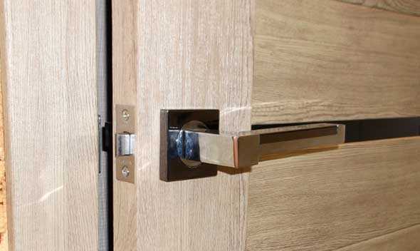 Врезать замок в межкомнатную дверь: как самому быстро установить магнитную защелку на деревянное полотно, как сделать это самостоятельно, правильно и аккуратно?